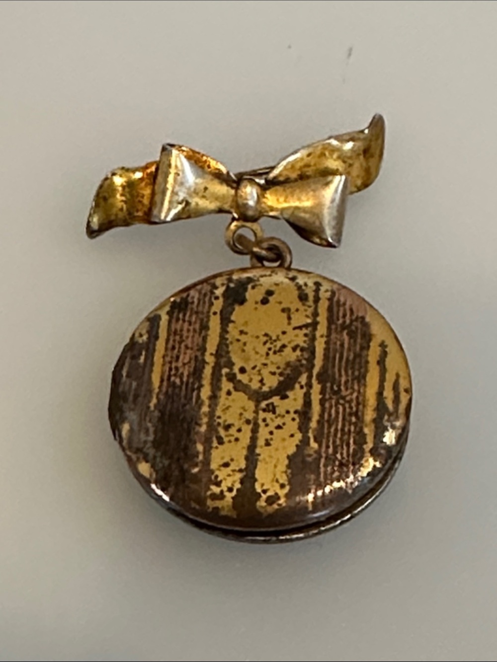 Vintage 1700 Gold-Tone Bow Locket Pendant - Women Jewelry